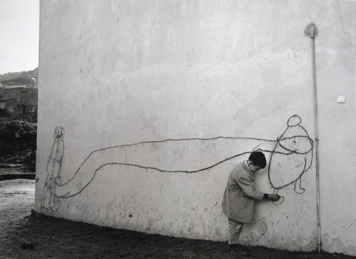bambina che disegna su un muro - Lisetta Carmi