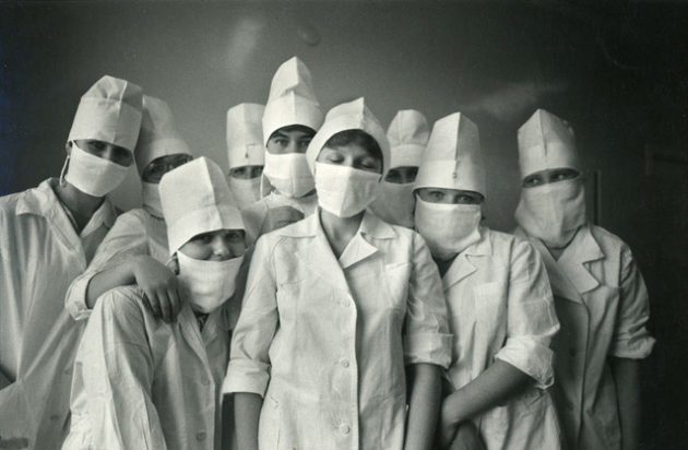 gruppo di Infermieri con camice mascherine e cappellino bianco