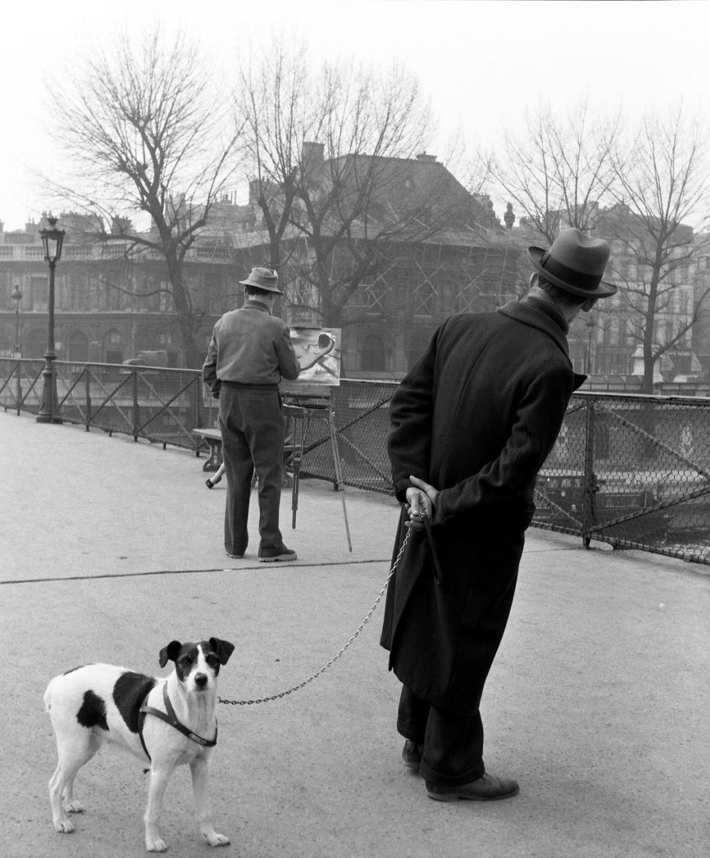 uomo con cane a Parigi