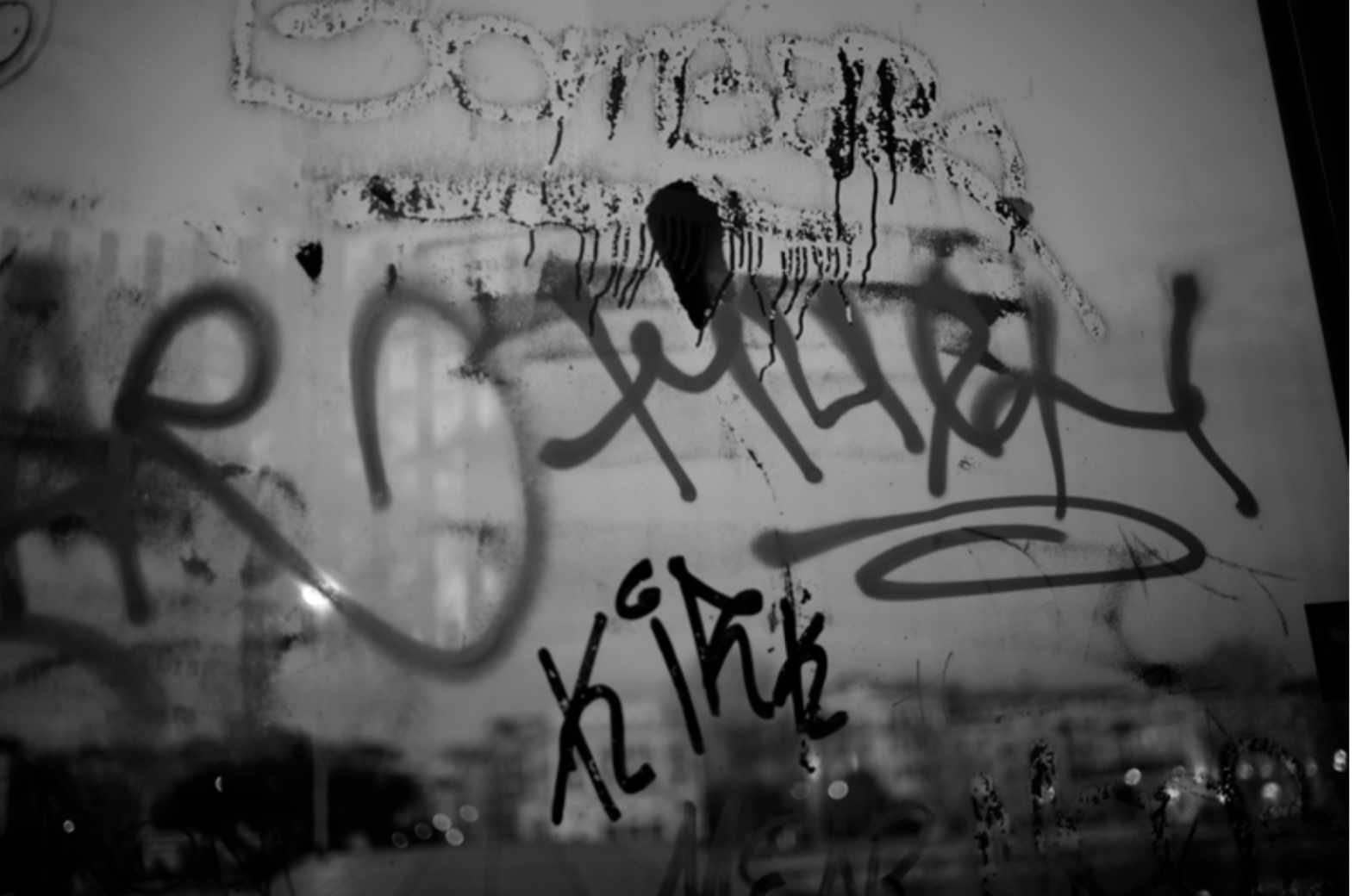immagine in bianco e nero con vetro con graffiti