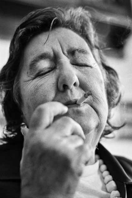 ritratto in bianco e nero di alda merini con gli occhi chiusi che fuma una sigaretta
