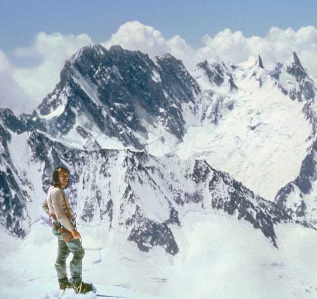 lo scalatore gian carlo grassi in cima ad una montagna innevata