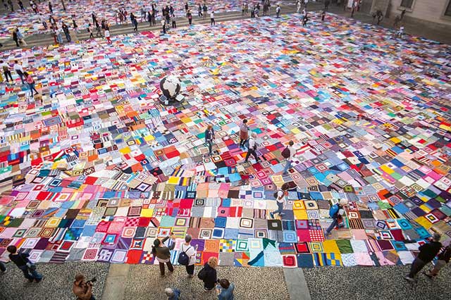 esposizione in piazza di cinquemila coperte colorate