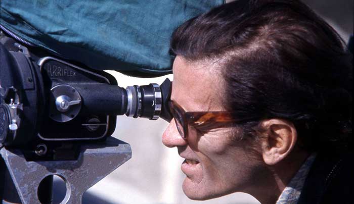 pier paolo pasolini che guarda nell'obiettivo della cinepresa