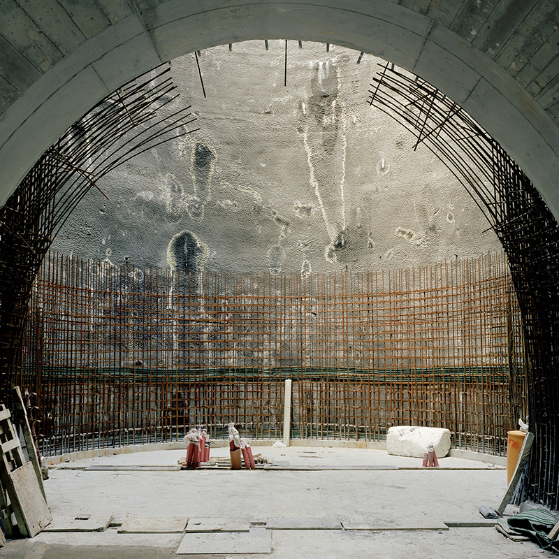 dettaglio di cantiere in tunnel con tubi di ferro e di plastica