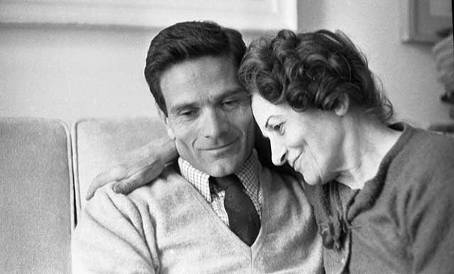 fotografia in bianco e nero di Pier Paolo Pasolini sorridente abbracciato alla mamma