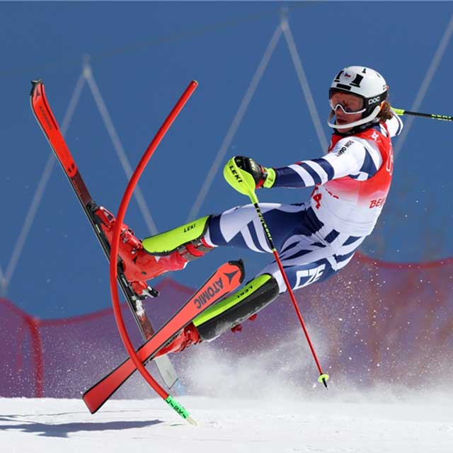 sciatore che sta per cadere alle olimpiadi di Pechino