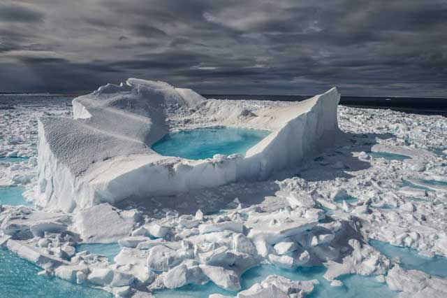 iceberg in via di scioglimento con acqua all'interno