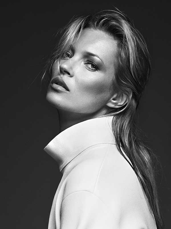 ritratto di Kate Moss con maglione bianco a collo alto