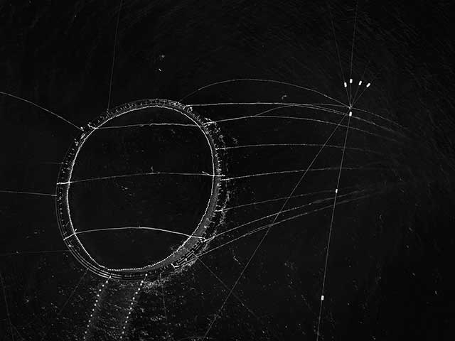 francesco zizola mare omnis foto in bianco e nero molto scura con reti da pescatore viste dall'alto che formano dei disegni