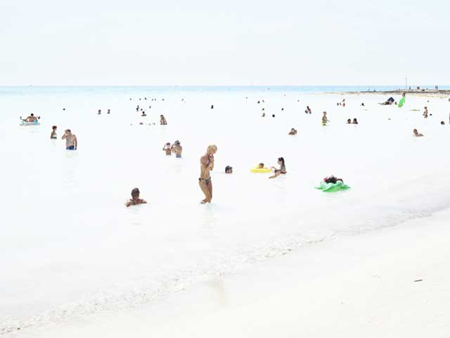 spiaggia bianca con bagnanti