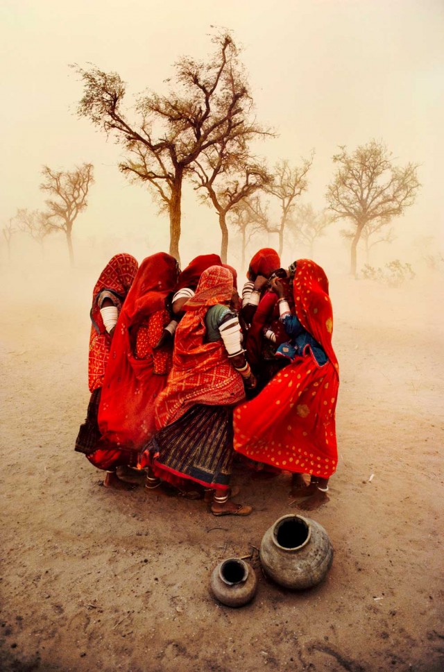 donne nella tempesta di sabbia in circolo vestite di rosso