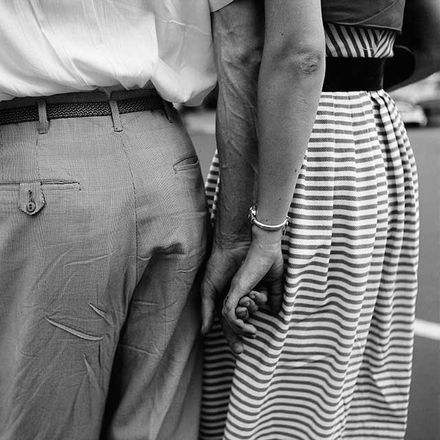 uomo e donna che si tengono per mano