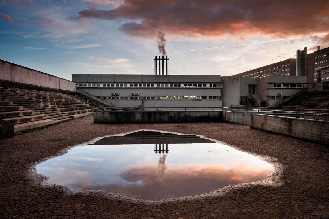 veduta del palazzo Corviale da terrazza con grande pozza acqua