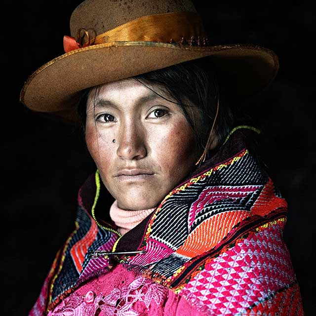 ritratto di donna peruviana con giacca colorata e cappello