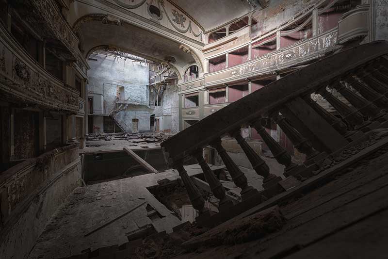 teatro distrutto con buchi nel pavimento