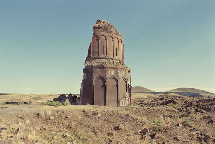 monumento semidistrutto in mezzo ad un prato
