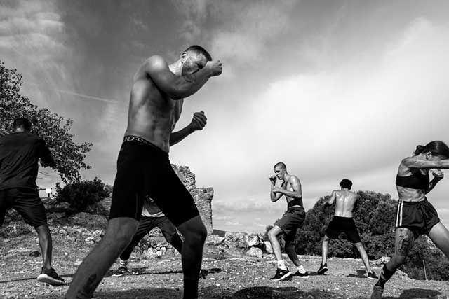 ragazzi che si allenano alla boxe