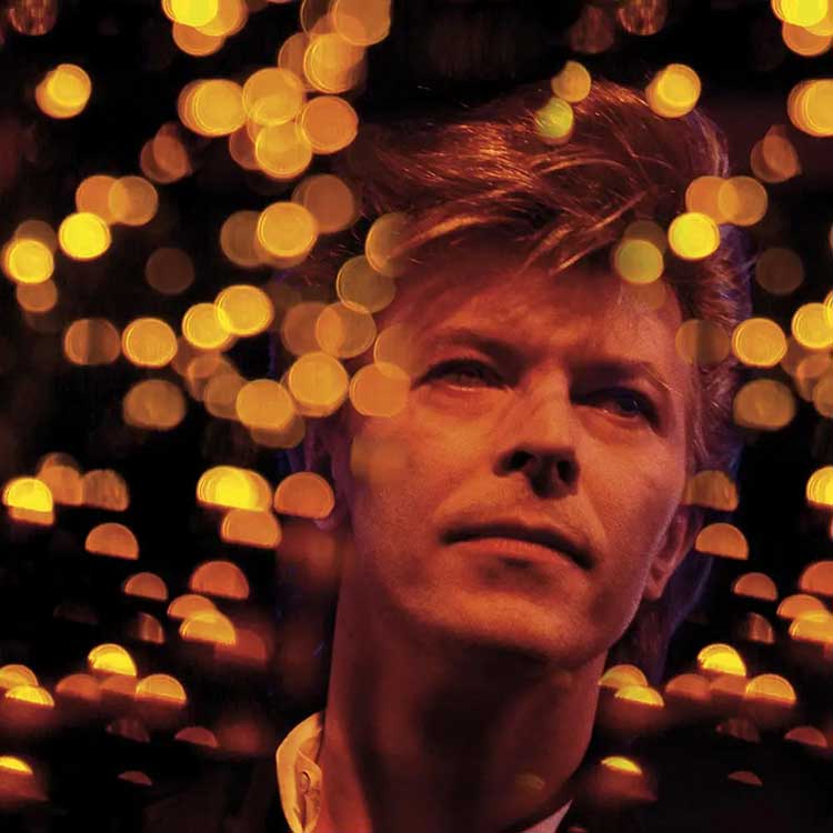 Guido Harari remain in light ritratto di David Bowie circondato da luci gialle su sfondo nero
