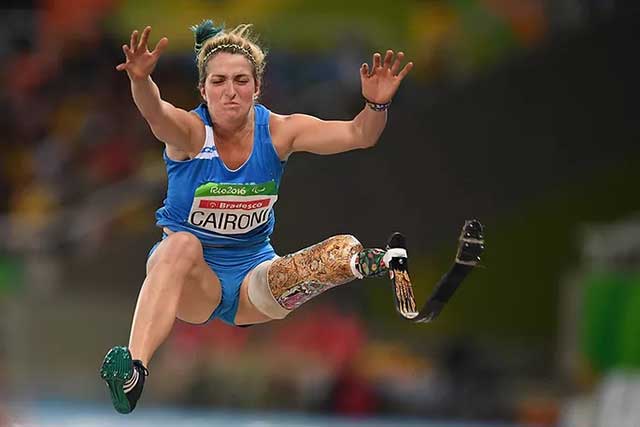 atleta disabile che salta alle olimpiadi