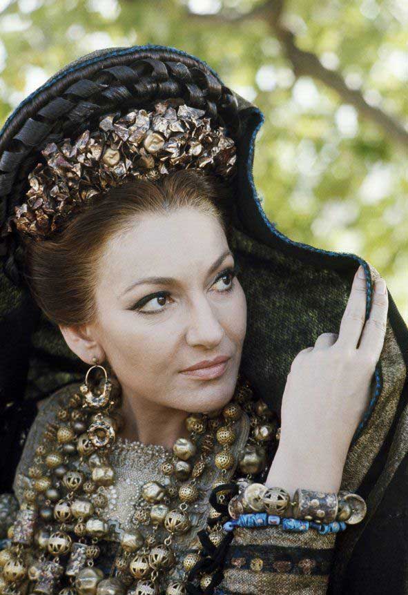 Primo piano di Maria Callas sul set di Medea