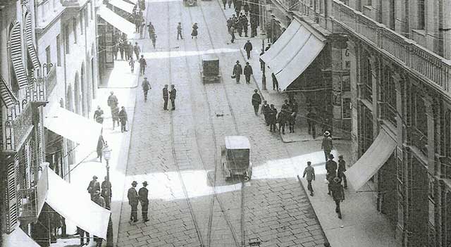 strada di ancona con passanti e macchine d'epoca