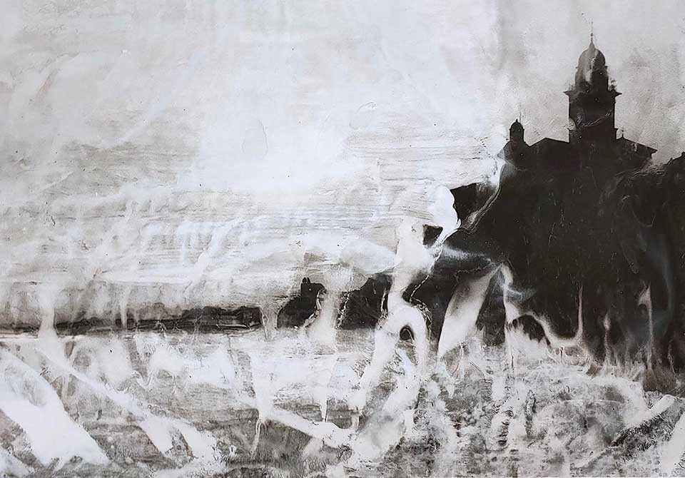 foto in bianco e nero di paesaggio ritoccata con la pittura