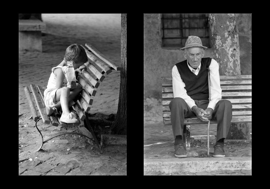 composizione di due fotografie una con bambino seduto su una panchina con busta in mano e l'altra con anziano con cappello e bastone seduto su una panchina