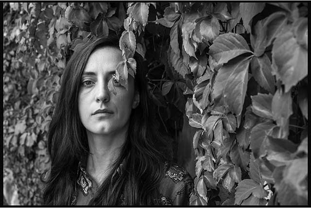 ritratto di donna fra l'edera