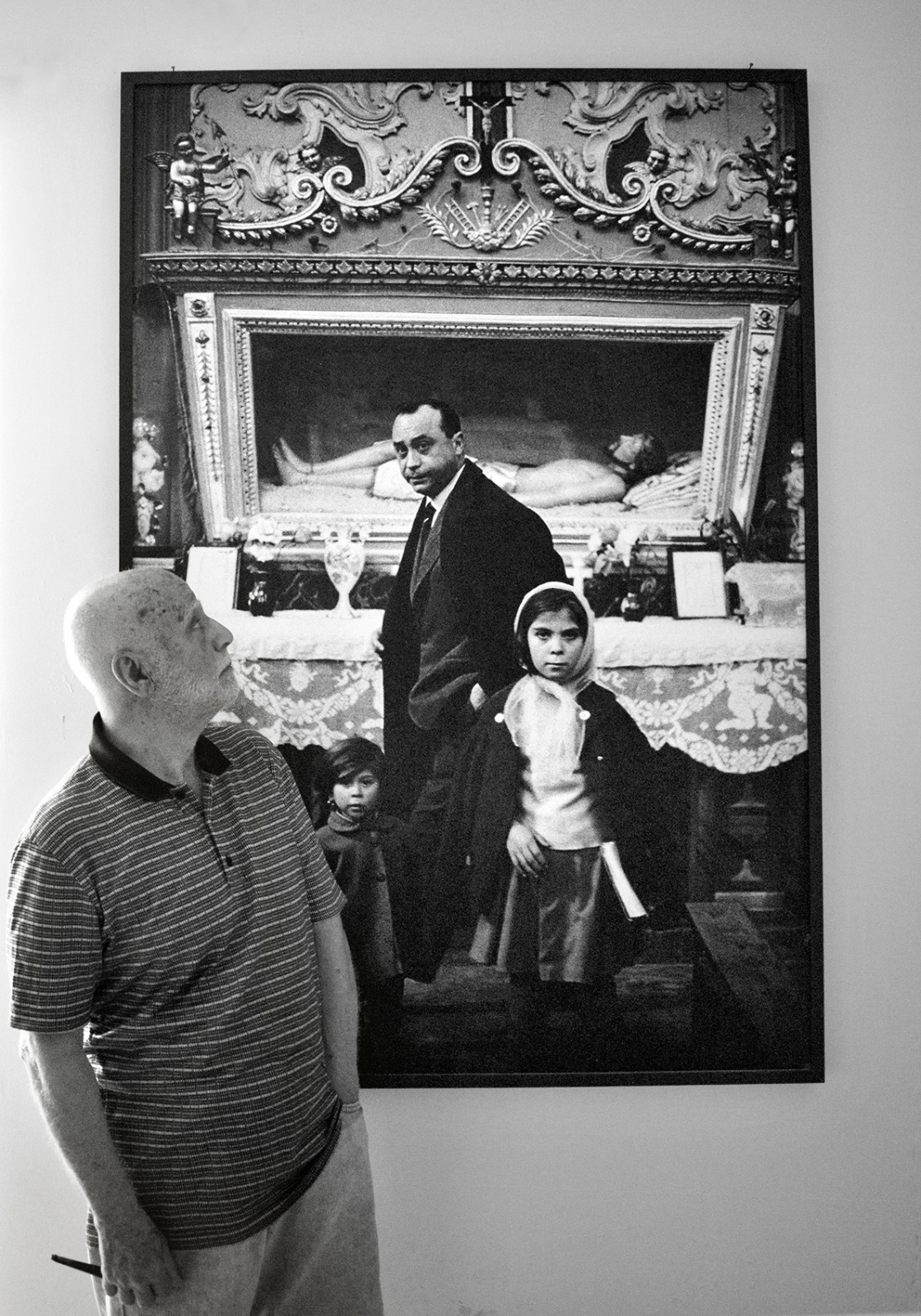 Ferdinando Scianna guarda una foto scattata da lui