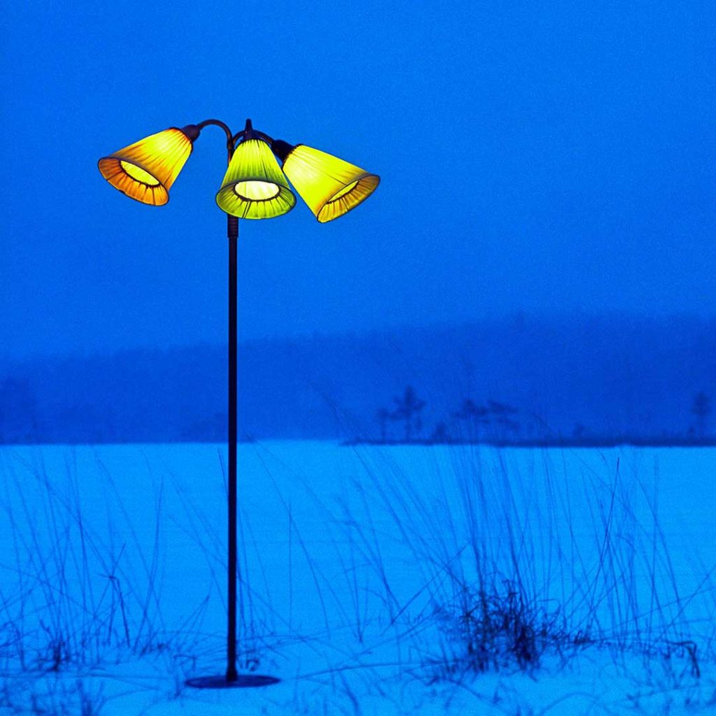 lampadario con luci gialle in mezzo alla neve