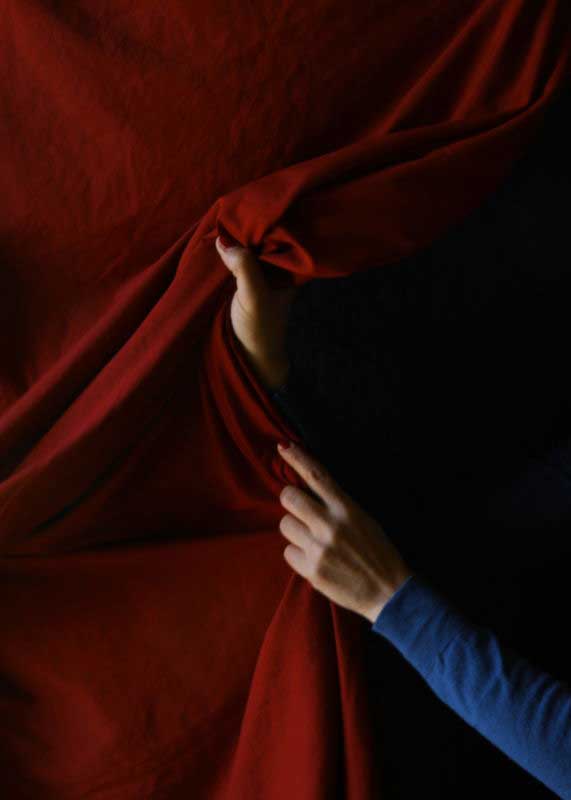 mano che tiene drappo rosso
