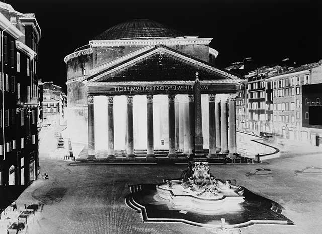 fotografia al negativo della piazza del Pantheonn
