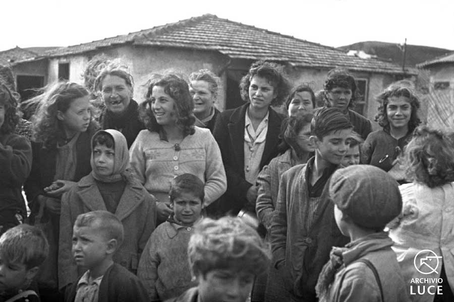 gruppo di donne e bambini