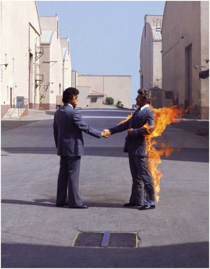 copertina disco dei Pink Floyd con un uomo che va a fuoco che da la mano ad un altro uomo