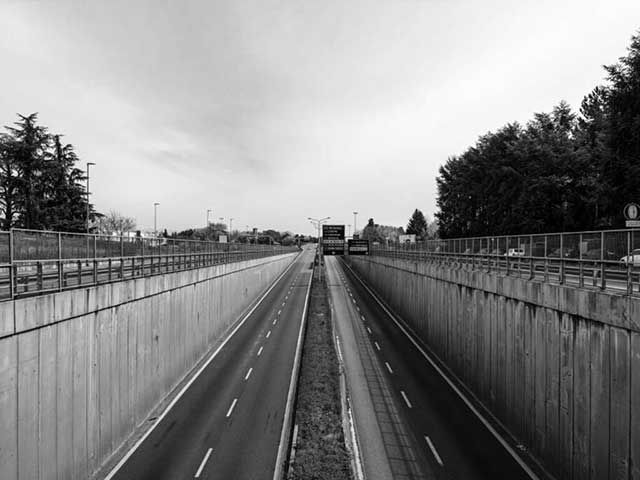 immagine di strada deserta di Bergamo