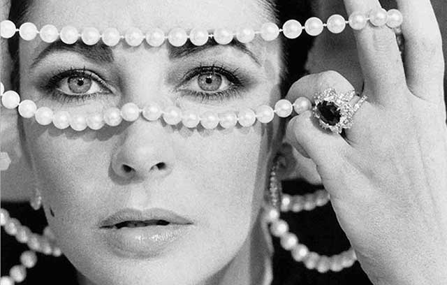 primo piano di Liz Taylor con una collana di perle sul viso
