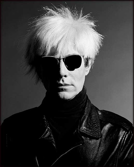 ritratto di Andy Warhol con occhiali e giacca di pelle