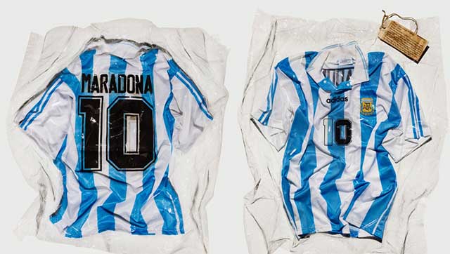 maglietta fronte e retro di Maradona a righe bianche e azzurre con numero 10