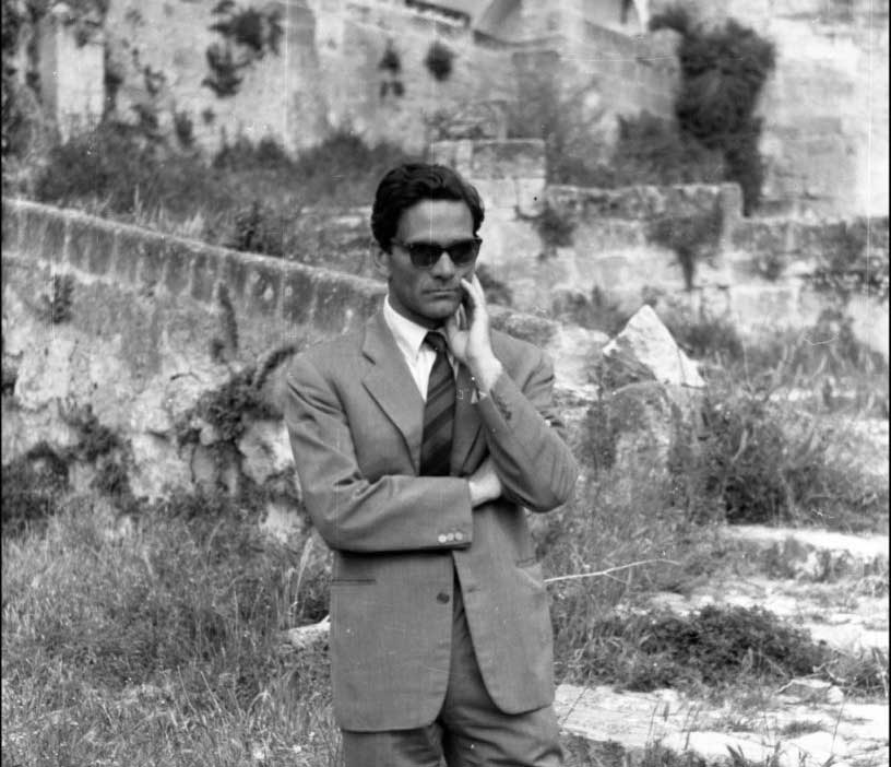 Pasolini che cammina pensieroso per Matera