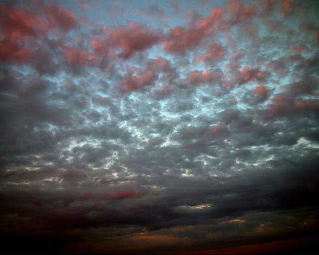 immagine di cielo coperto di nuvole di colore grigio e rosa
