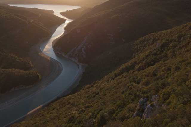 immagine vista dall'alto del fiume Tevere in mezzo alle colline alla luce del tramonto