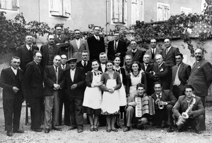 foto di gruppo con uomini e donne sorridenti