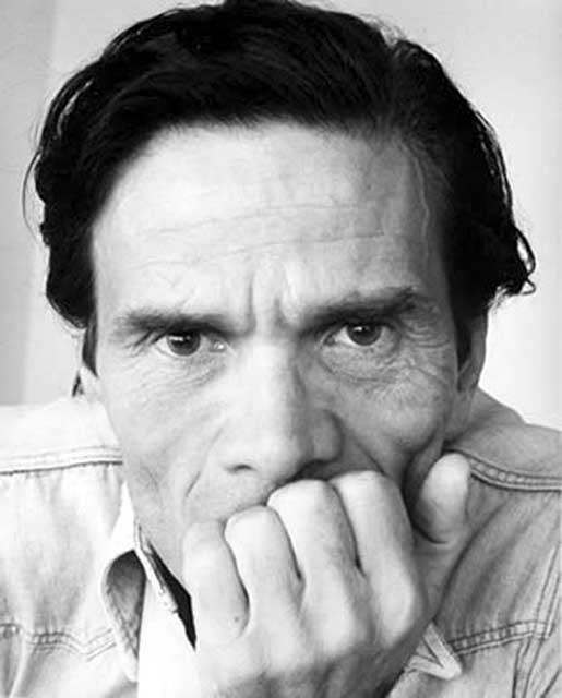 Primo piano di Pier Paolo Pasolini pensieroso con la mano appoggiata sul volto