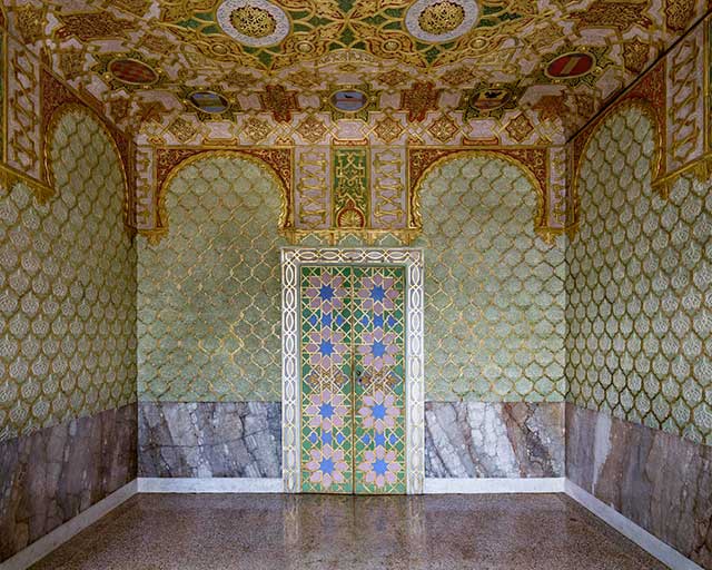 porta e pareti decorate di verde nel palazzo Reale di Venezia