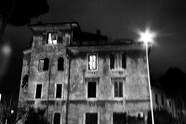 garbatella images 2022 memoria tra passato presente e futuro foto in bianco e nero leggermente mossa scattata di notte di palazzo del quartiere garbatella