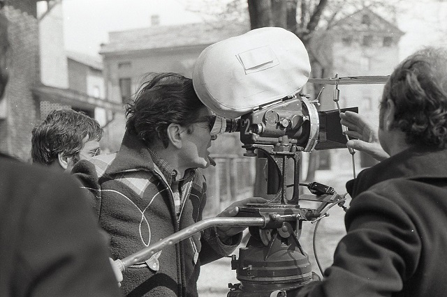 Diecixdieci Photography Festival foto in bianco e nero del regista Pier Paolo Pasolini mentre guarda nella macchina da presa sul set del film Salò