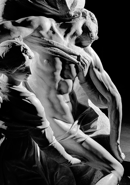aurelio amendola “La Pietà di Michelangelo. Lo sguardo di Aurelio Amendola fra naturalismo e astrazione”  foto in bianco e nero molto scura con dettaglio della scultura di Bandini La pietà