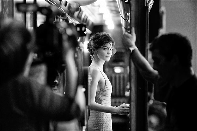 emanuele scorcelletti creazioni visive uno sguardo sulla settima arte donna ben vestita su autobus pieno di gente che guarda in camera con sguardo intenso