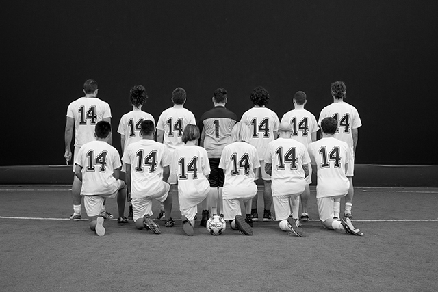 castelnuovo fotografia 2022 foto di gruppo in bianco e nero con squadra di calcio in posa di spalle con completo da calcio bianco